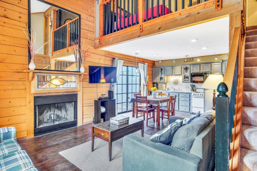 3 Bedroom Log Cabin Condo Close To Everything! Μπράνσον Εξωτερικό φωτογραφία