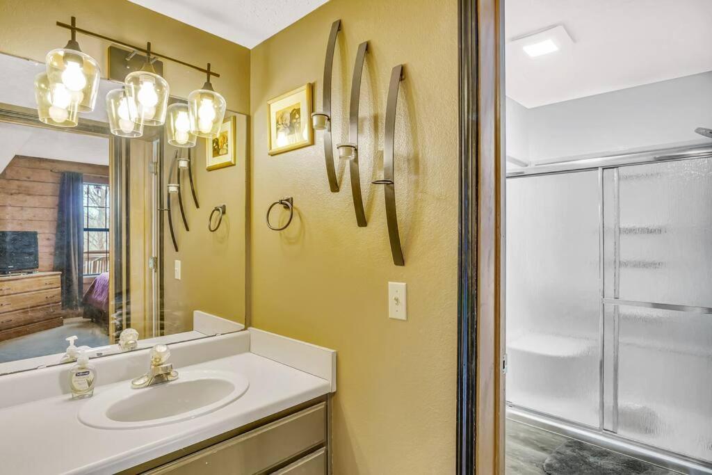 3 Bedroom Log Cabin Condo Close To Everything! Μπράνσον Εξωτερικό φωτογραφία